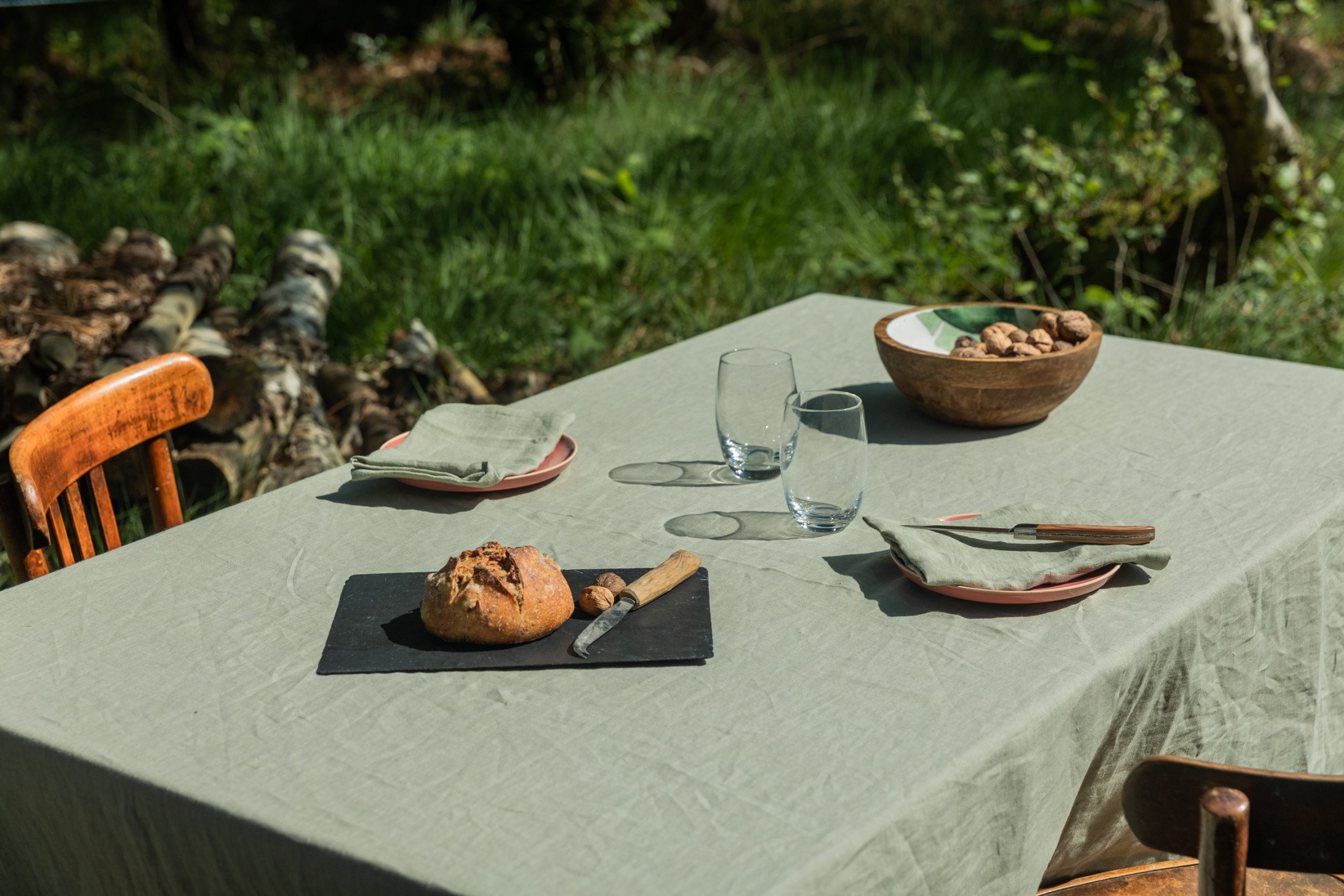 Fixer une nappe sur la table 